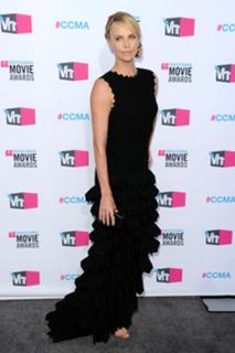 Charlize Theron feet photo thumbnail