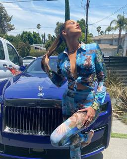 Khloé Kardashian feet photo thumbnail
