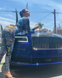 Khloé Kardashian feet photo thumbnail
