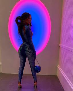 Khloé Kardashian feet photo thumbnail