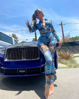 Khloé Kardashian feet photo thumbnail