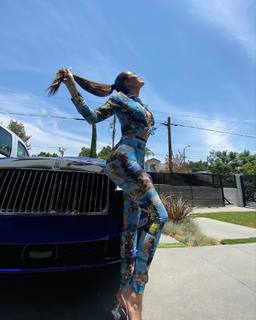 Khloé Kardashian feet photo thumbnail