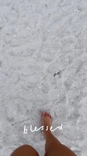 Larissa Manoela feet photo thumbnail