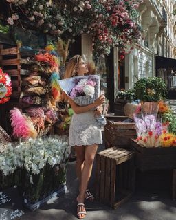 Iris Mittenaere feet photo thumbnail