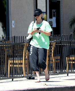 Kaley Cuoco feet photo thumbnail