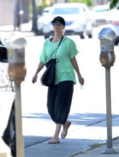 Kaley Cuoco feet photo thumbnail