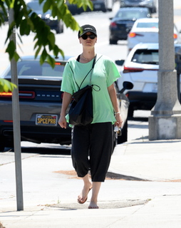 Kaley Cuoco feet photo thumbnail