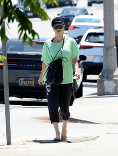 Kaley Cuoco feet photo thumbnail