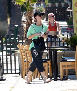 Kaley Cuoco feet photo thumbnail