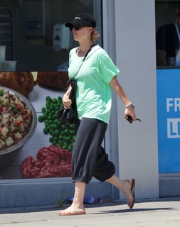 Kaley Cuoco feet photo thumbnail