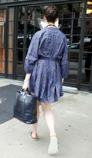Anne Hathaway feet photo thumbnail