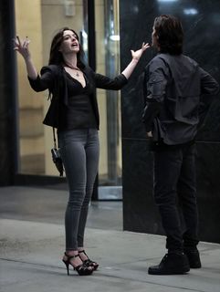 Anne Hathaway feet photo thumbnail