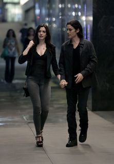 Anne Hathaway feet photo thumbnail