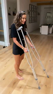 Olivia Culpo feet photo thumbnail