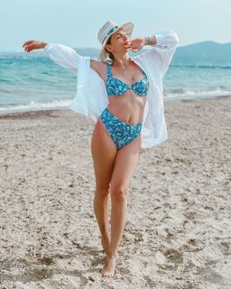 Athina Oikonomakou feet photo thumbnail