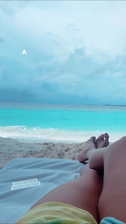 Deborah Secco feet photo thumbnail