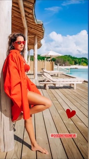 Deborah Secco feet photo thumbnail