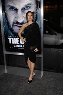 Minnie Driver feet photo thumbnail