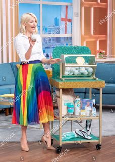 Holly Willoughby feet photo thumbnail