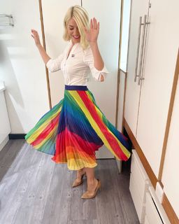 Holly Willoughby feet photo thumbnail