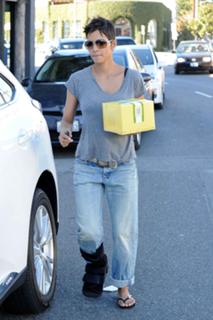 Halle Berry feet photo thumbnail