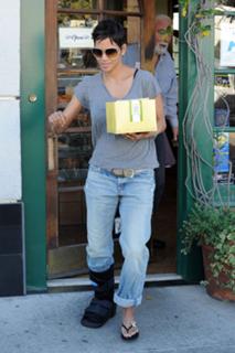 Halle Berry feet photo thumbnail