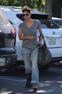 Halle Berry feet photo thumbnail