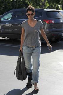 Halle Berry feet photo thumbnail