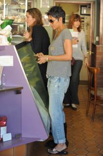 Halle Berry feet photo thumbnail