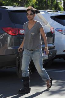 Halle Berry feet photo thumbnail