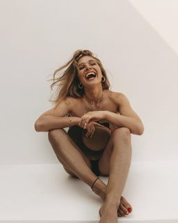 Lola Weippert feet photo thumbnail