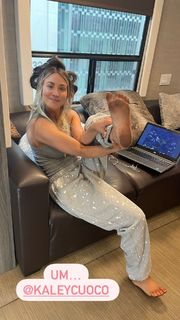 Kaley Cuoco feet photo thumbnail