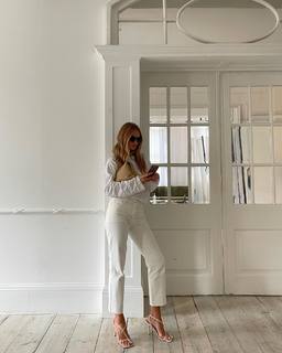 Rosie Huntington-Whiteley feet photo thumbnail