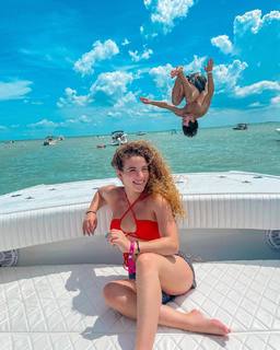 Sofie Dossi feet photo thumbnail