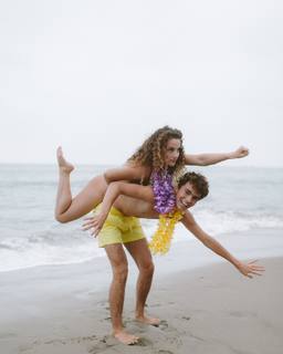 Sofie Dossi feet photo thumbnail