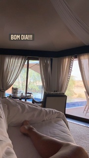 Deborah Secco feet photo thumbnail