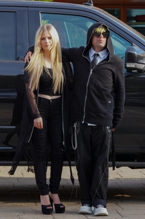 Avril Lavigne feet photo thumbnail