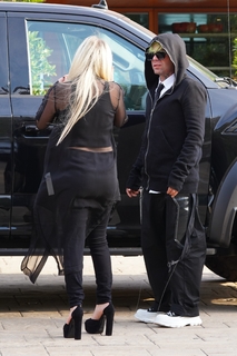 Avril Lavigne feet photo thumbnail