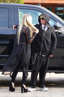 Avril Lavigne feet photo thumbnail