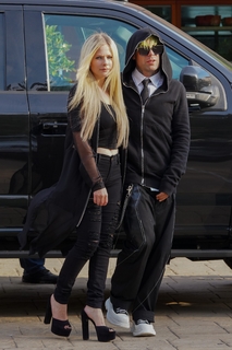 Avril Lavigne feet photo thumbnail