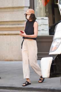 Katie Holmes feet photo thumbnail