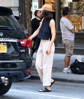 Katie Holmes feet photo thumbnail