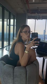 Duygu Özaslan feet photo thumbnail