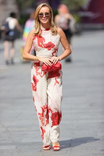 Amanda Holden feet photo thumbnail
