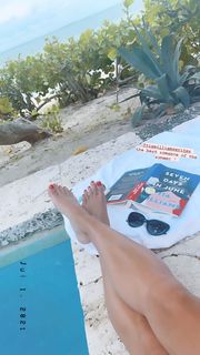 Reese Witherspoon feet photo thumbnail