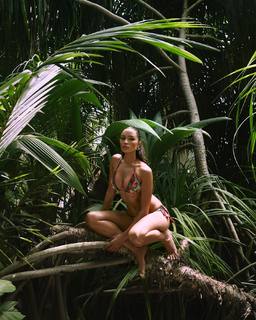 Olivia Culpo feet photo thumbnail