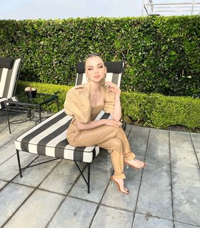 Dove Cameron feet photo thumbnail