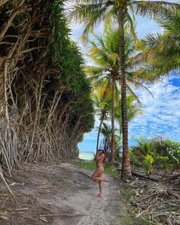 Isis Valverde feet photo thumbnail