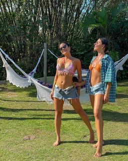 Isis Valverde feet photo thumbnail