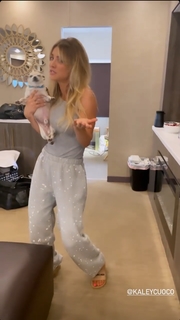 Kaley Cuoco feet photo thumbnail
